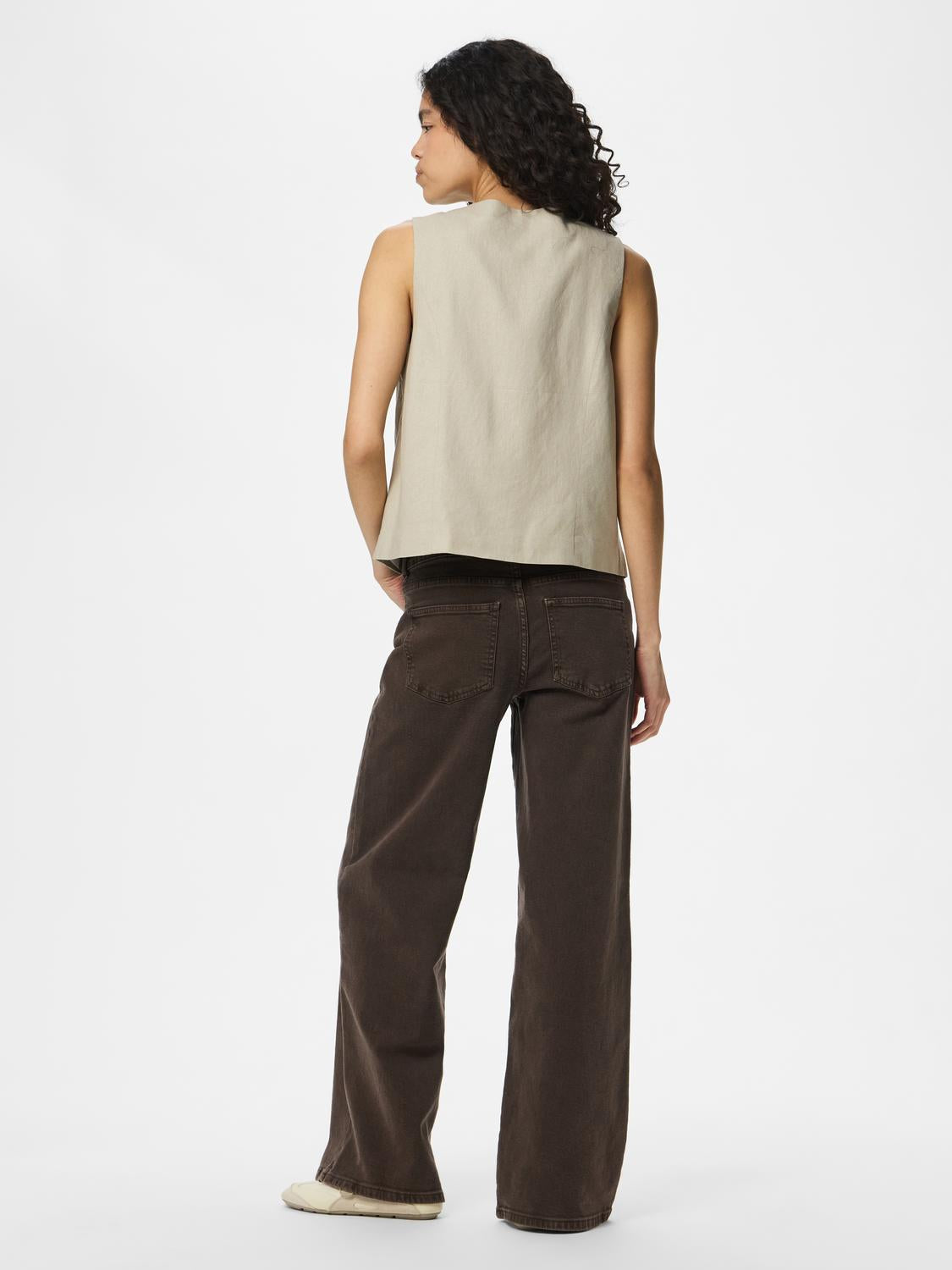 model_shot-back